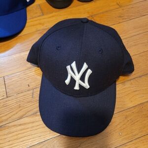 New York Yankees 7 1/2 authentic New Era cap pre-owned (1 hats and bag for free)